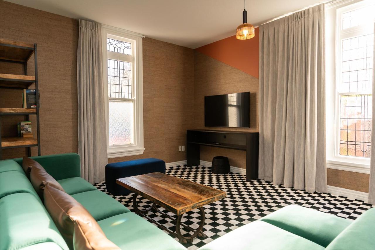 Haka House Christchurch Exteriér fotografie The interior of a typical room at the hotel