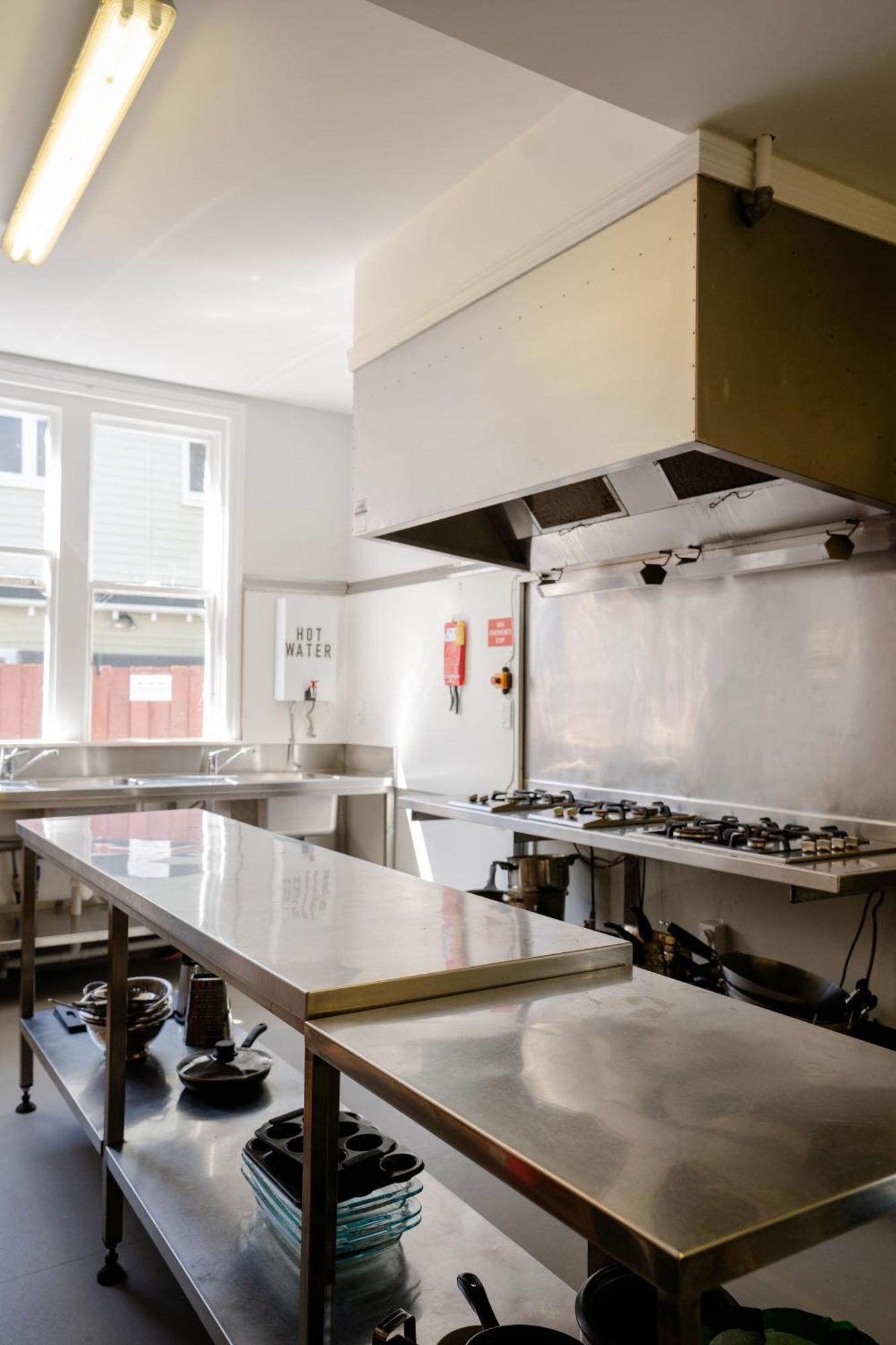 Haka House Christchurch Exteriér fotografie A commercial kitchen