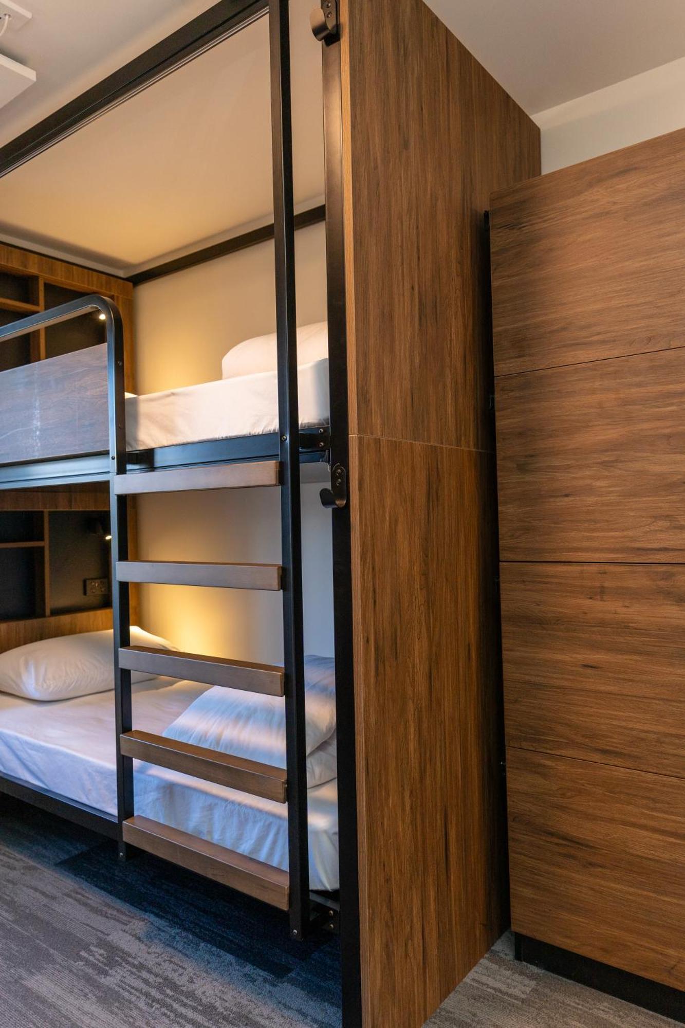 Haka House Christchurch Exteriér fotografie A bunk bed in a capsule hotel
