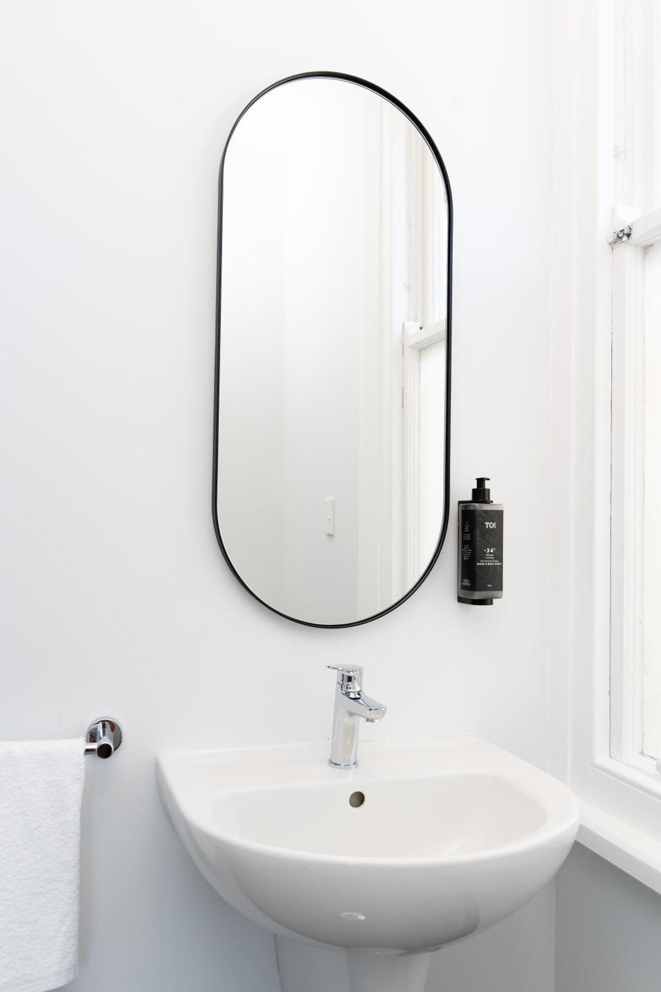 Haka House Christchurch Exteriér fotografie A bathroom mirror