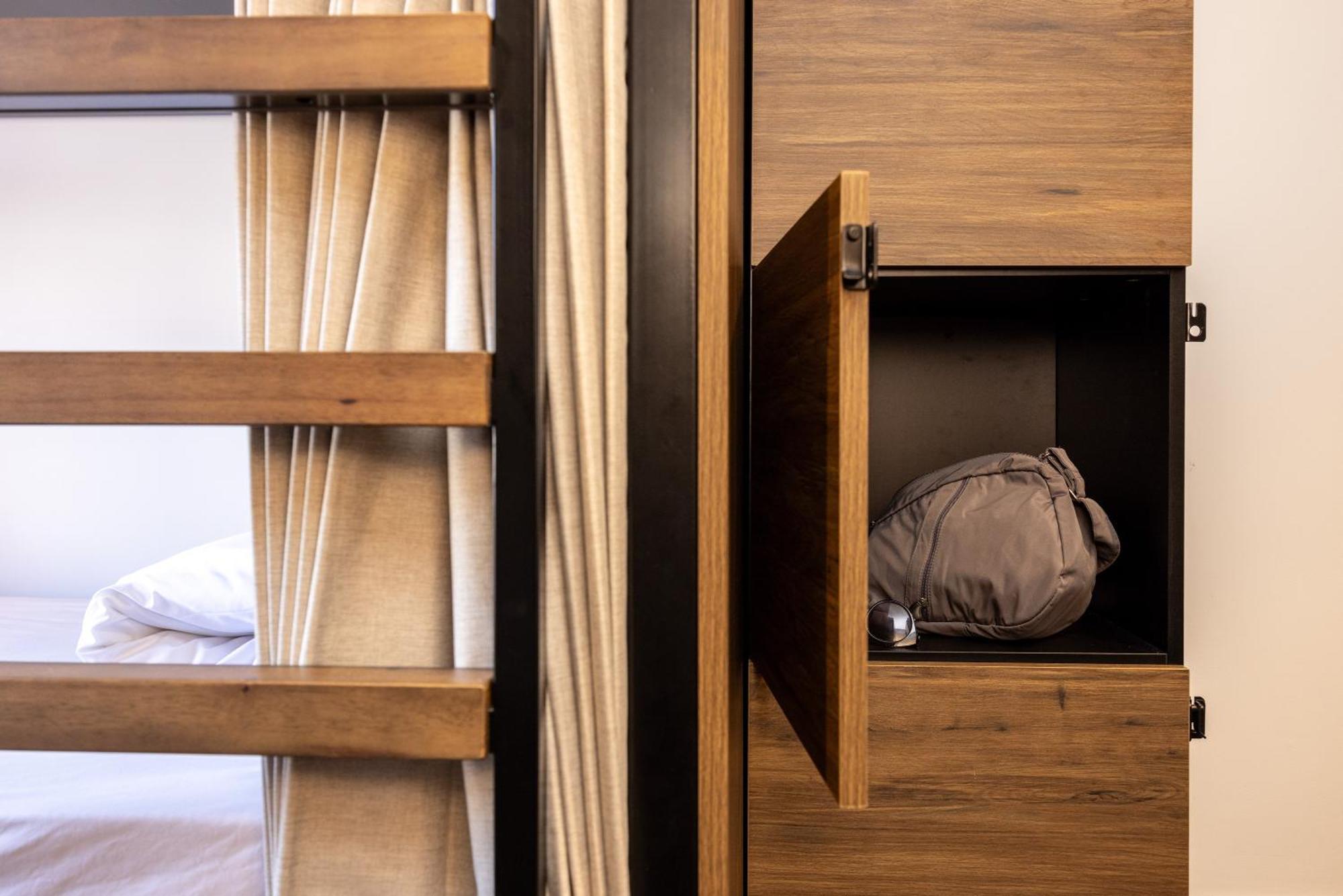 Haka House Christchurch Exteriér fotografie A capsule hotel room