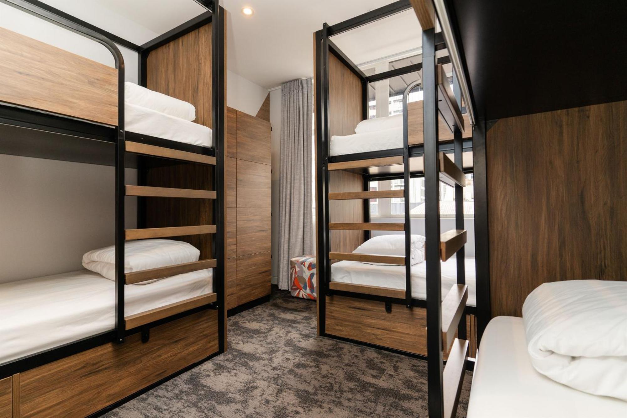 Haka House Christchurch Exteriér fotografie A typical room at a capsule hotel