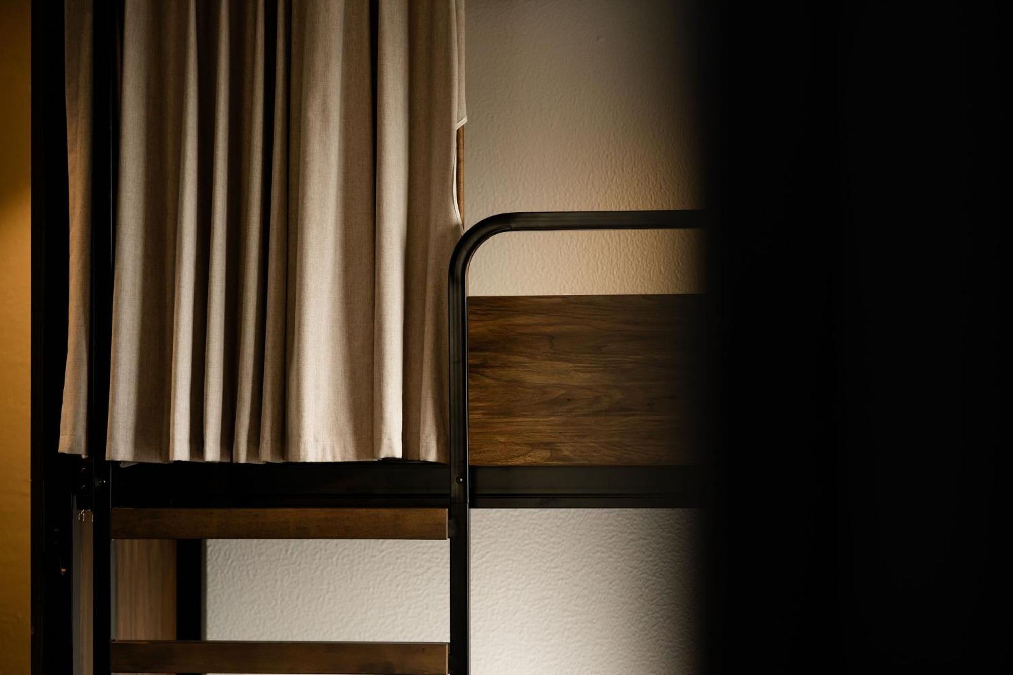 Haka House Christchurch Exteriér fotografie A curtain in a capsule hotel