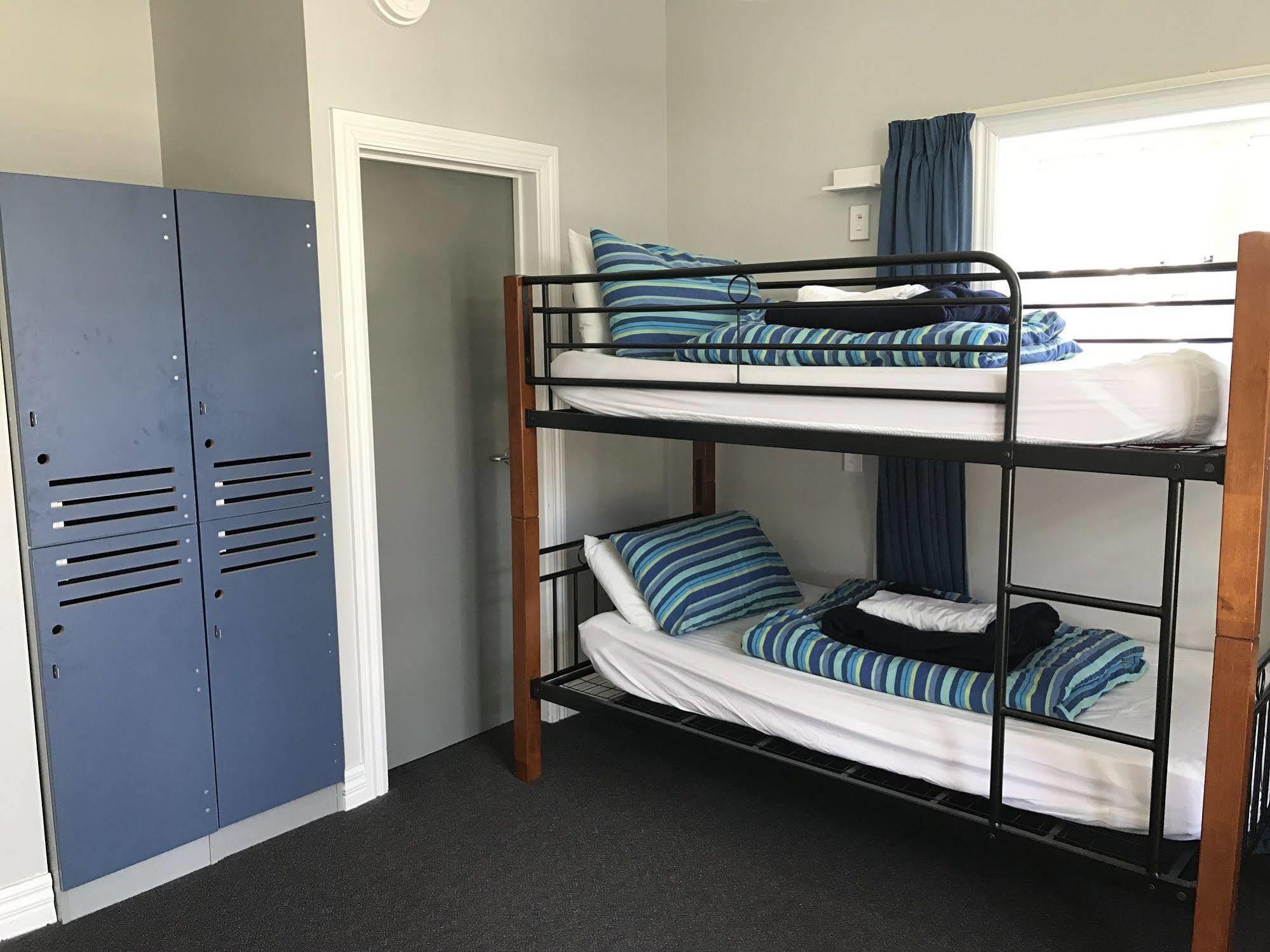 Haka House Christchurch Exteriér fotografie A typical hostel room