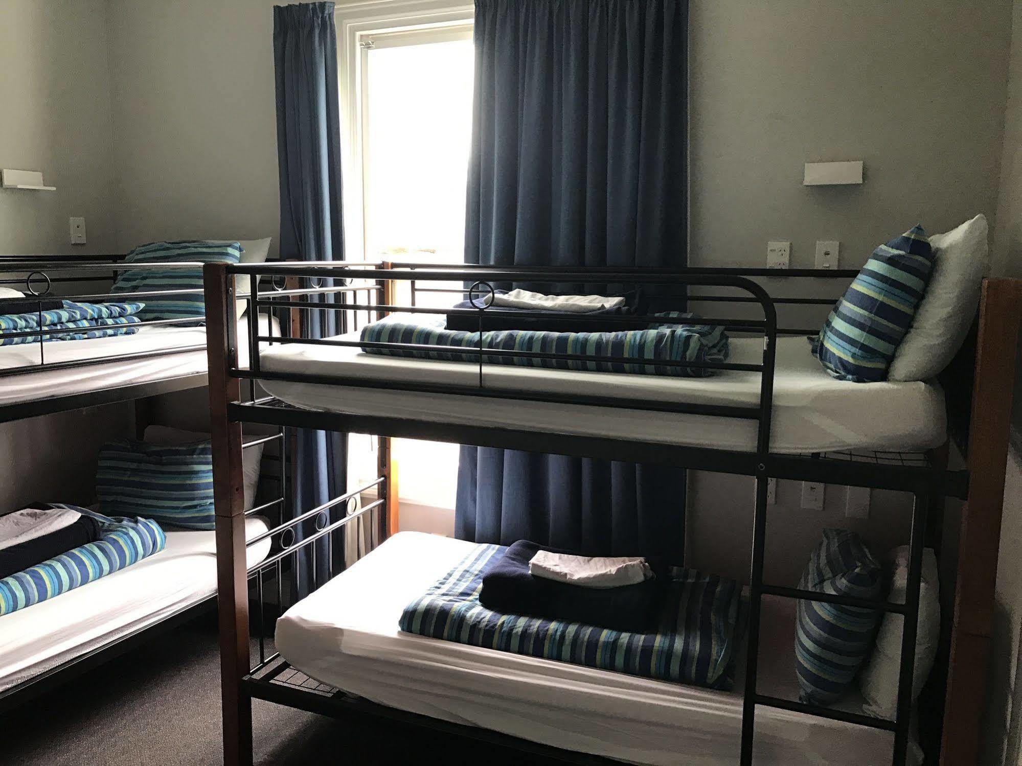 Haka House Christchurch Exteriér fotografie A typical room at a hostel