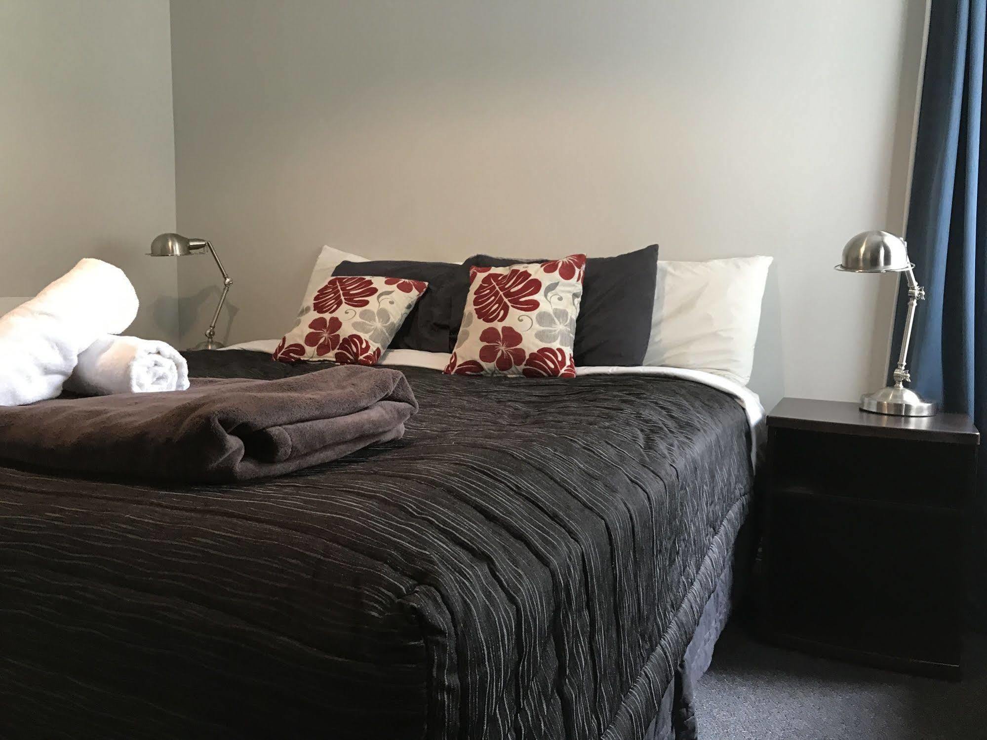 Haka House Christchurch Exteriér fotografie A bedroom at the hotel