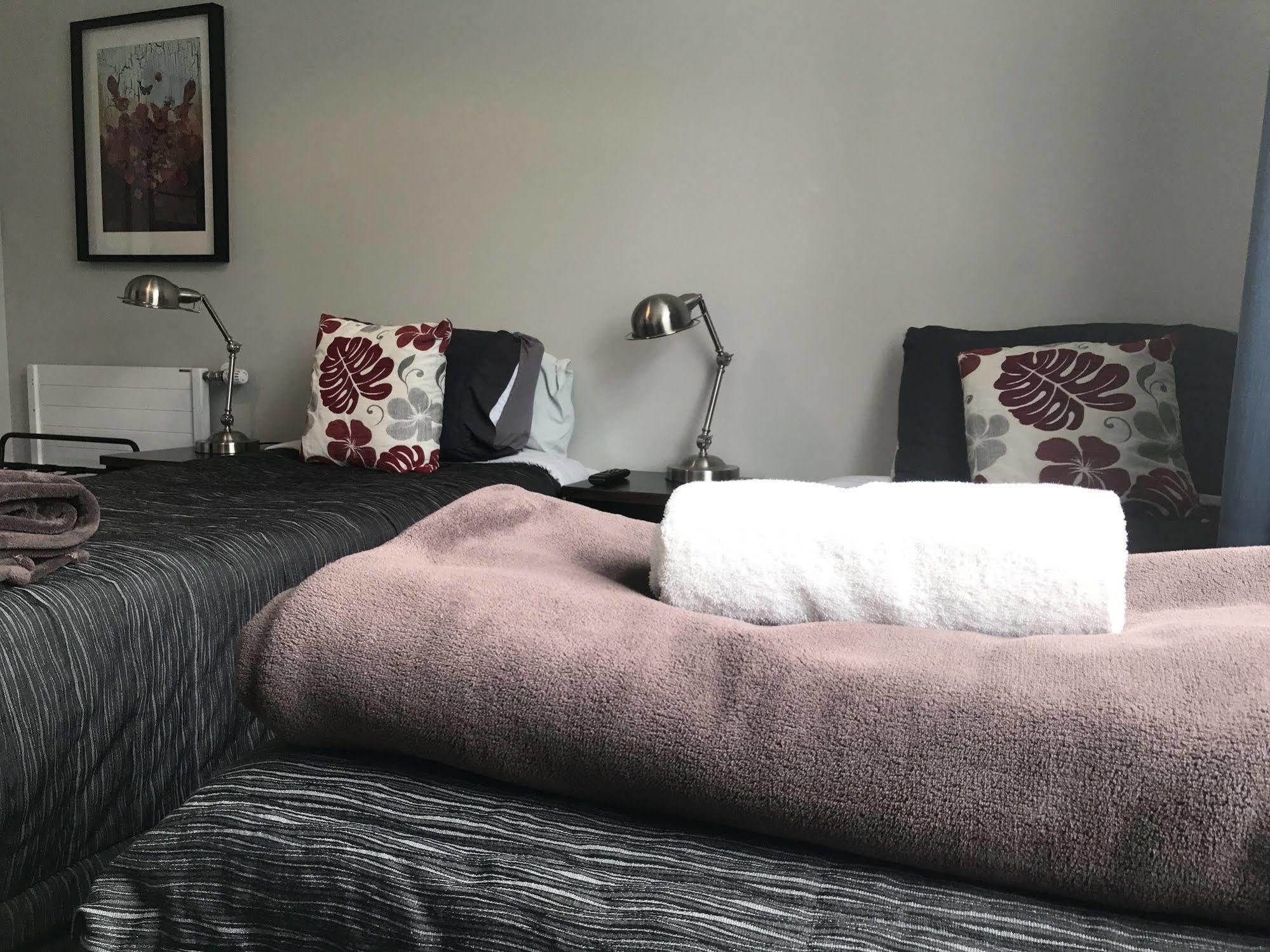 Haka House Christchurch Exteriér fotografie A massage table