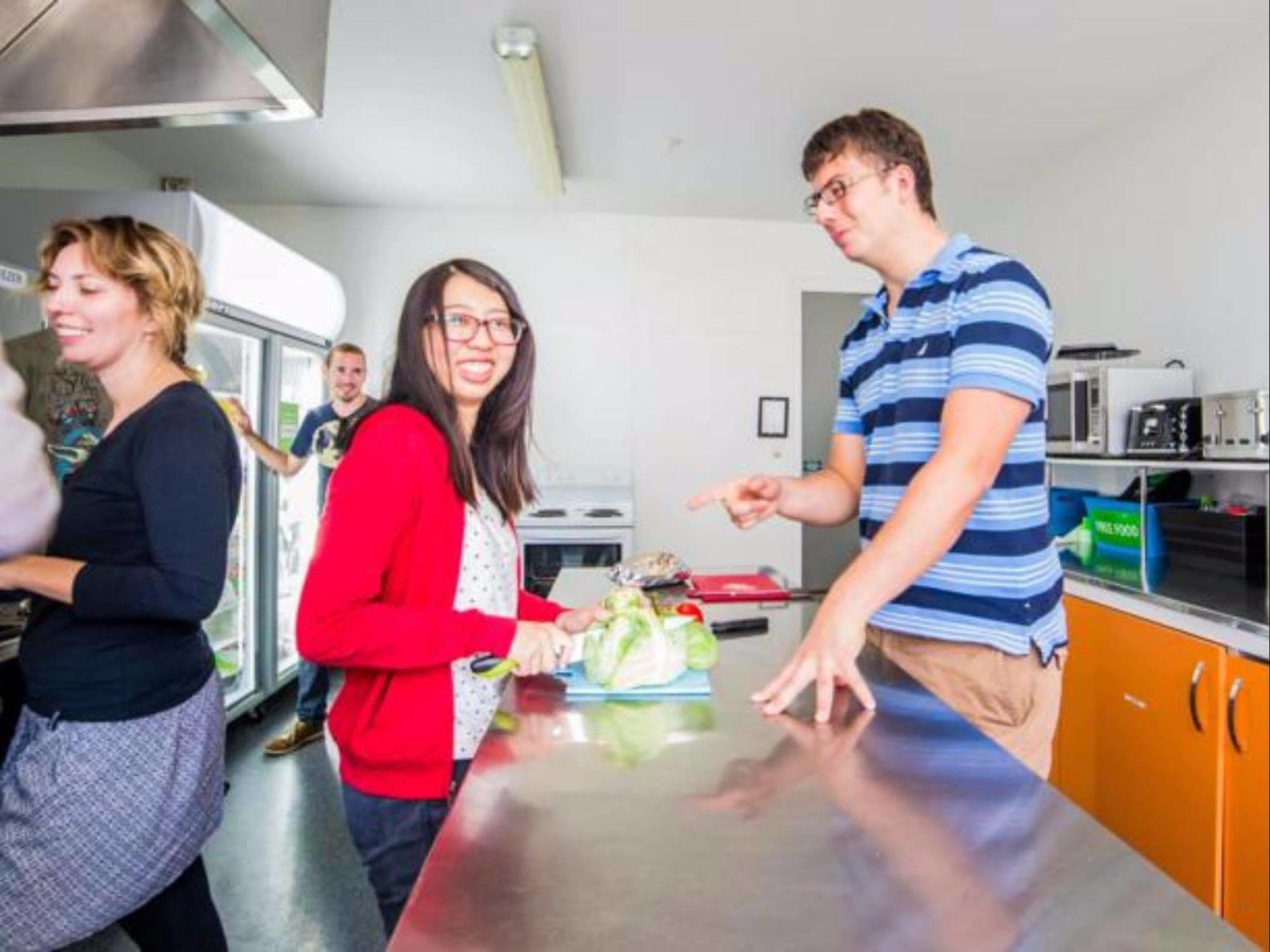 Haka House Christchurch Exteriér fotografie Students in the kitchen at the Student Union